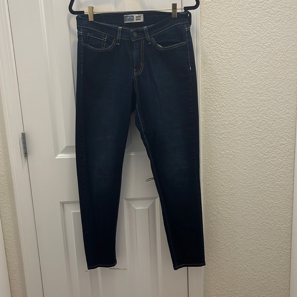 Levi skinny jeans in dark wash with gold stitching